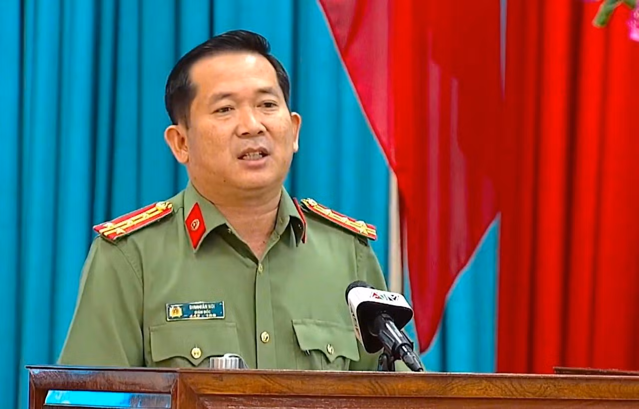 Đại tá Đinh Văn Nơi - Giám đốc Công an tỉnh An Giang trả lời chất vấn tại kì họp.