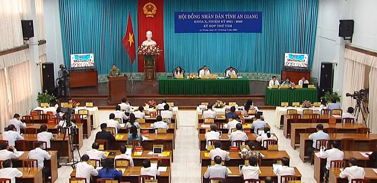 Quang cảnh kì họp.