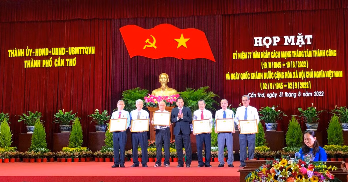 Ông Lê Quang Mạnh - Bí thư Thành uỷ Cần Thơ trao huy hiệu đảng cho 6 đảng viên cao tuổi - Ảnh: Kim Hà.