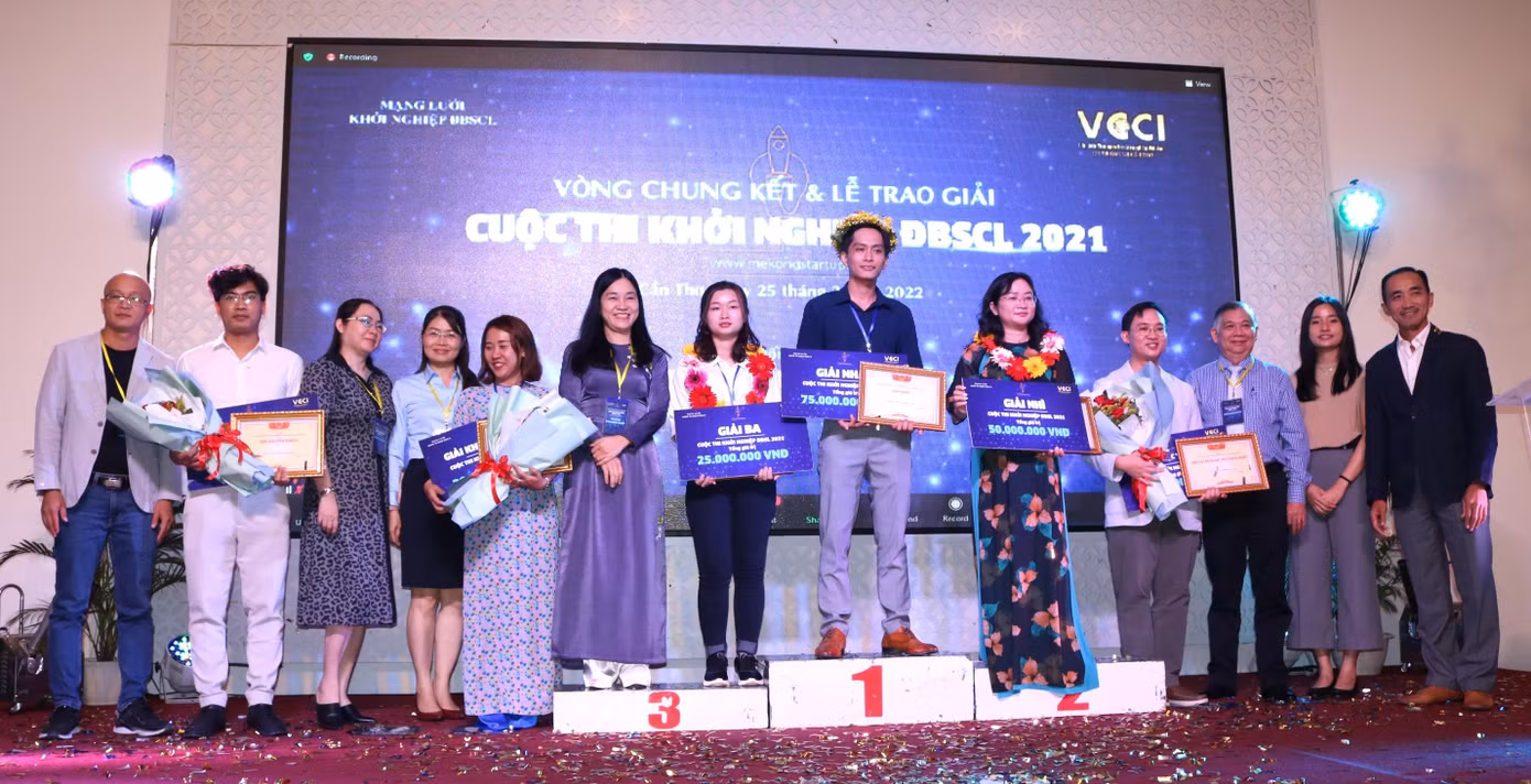 Bên cạnh các quyền lợi trên, các dự án đạt giải sẽ được kết nối với nhà đầu tư, doanh nghiệp và các Quỹ đầu tư quốc tế như ICM, Graft và Beacon. Đặc biệt, các giải I, II, III sẽ được kèm cặp 1-1 bởi cố vấn khởi nghiệp trong và ngoài nước về xác định kế hoạch và chiến lược phát triển thị trường, đồng thời được chọn thẳng vào vòng phỏng vấn của Chương trình Thách thức Graft Việt Nam 2021 - Ảnh: Kim Hà.
