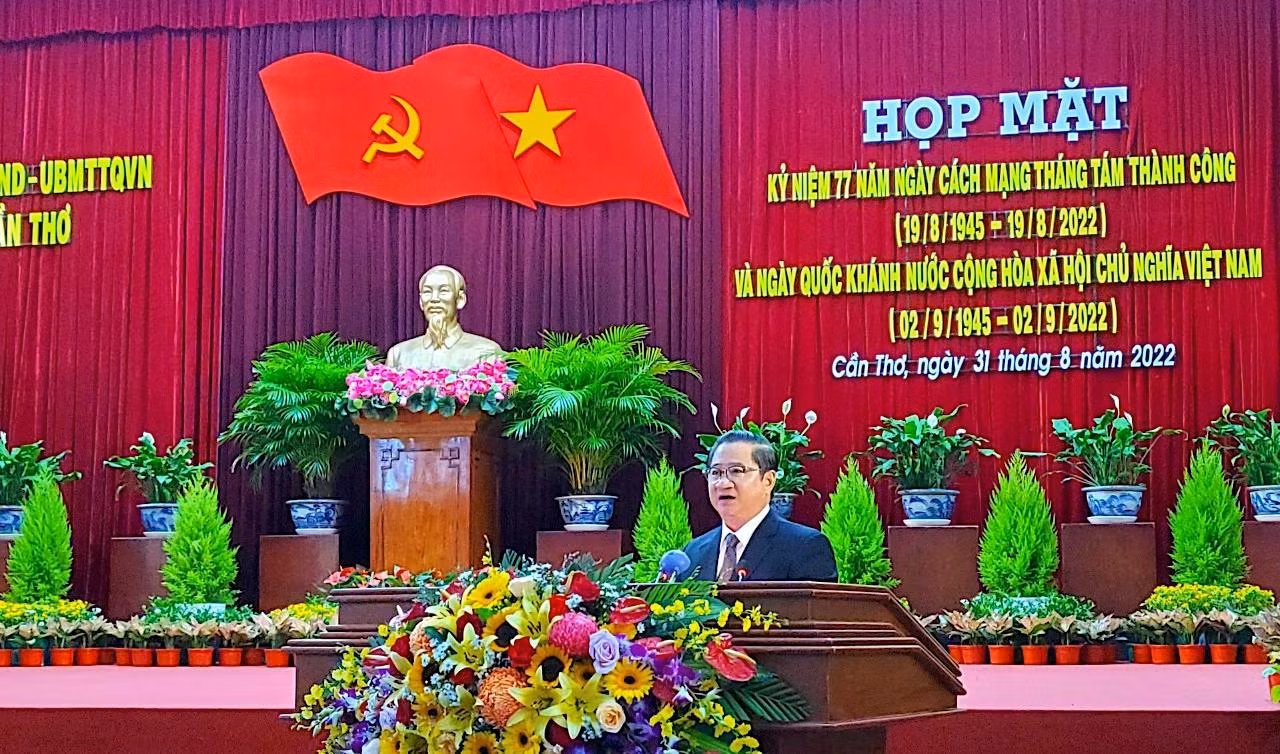 Ông Trần Việt Trường - Chủ tịch UBND TP Cần Thơ ôn lại không khí những ngày sục sôi khí thế Cách mạng Tháng Tám - Ảnh: Kim Hà.