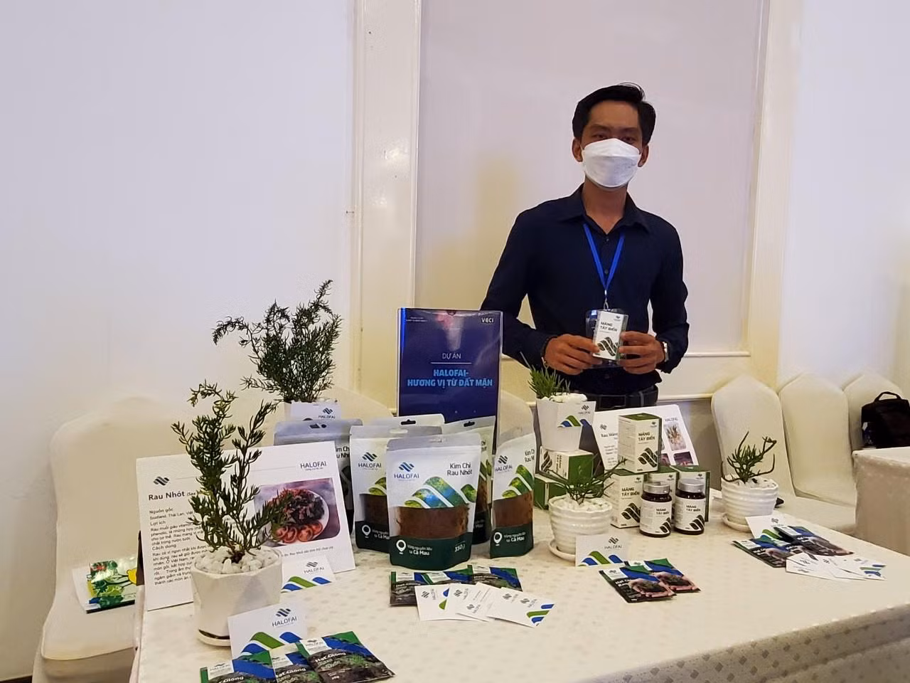 Sản phẩm kim chi rau nhót, viên thực phẩm măng tây biển, hạt giống rau nhót và hạt giống rau măng tây biển của bạn Lâm Quốc Nhựt đạt giải nhất cuộc thi Khởi nghiệp ĐBSCL năm 2021 - Ảnh: Kim Hà.