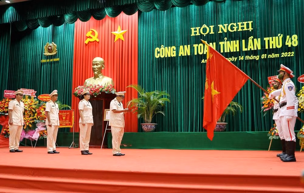 Phòng An ninh mạng và Phòng chống tội phạm sử dụng công nghệ cao Công an tỉnh An Giang thực hiện nghi thức tuyên thệ.