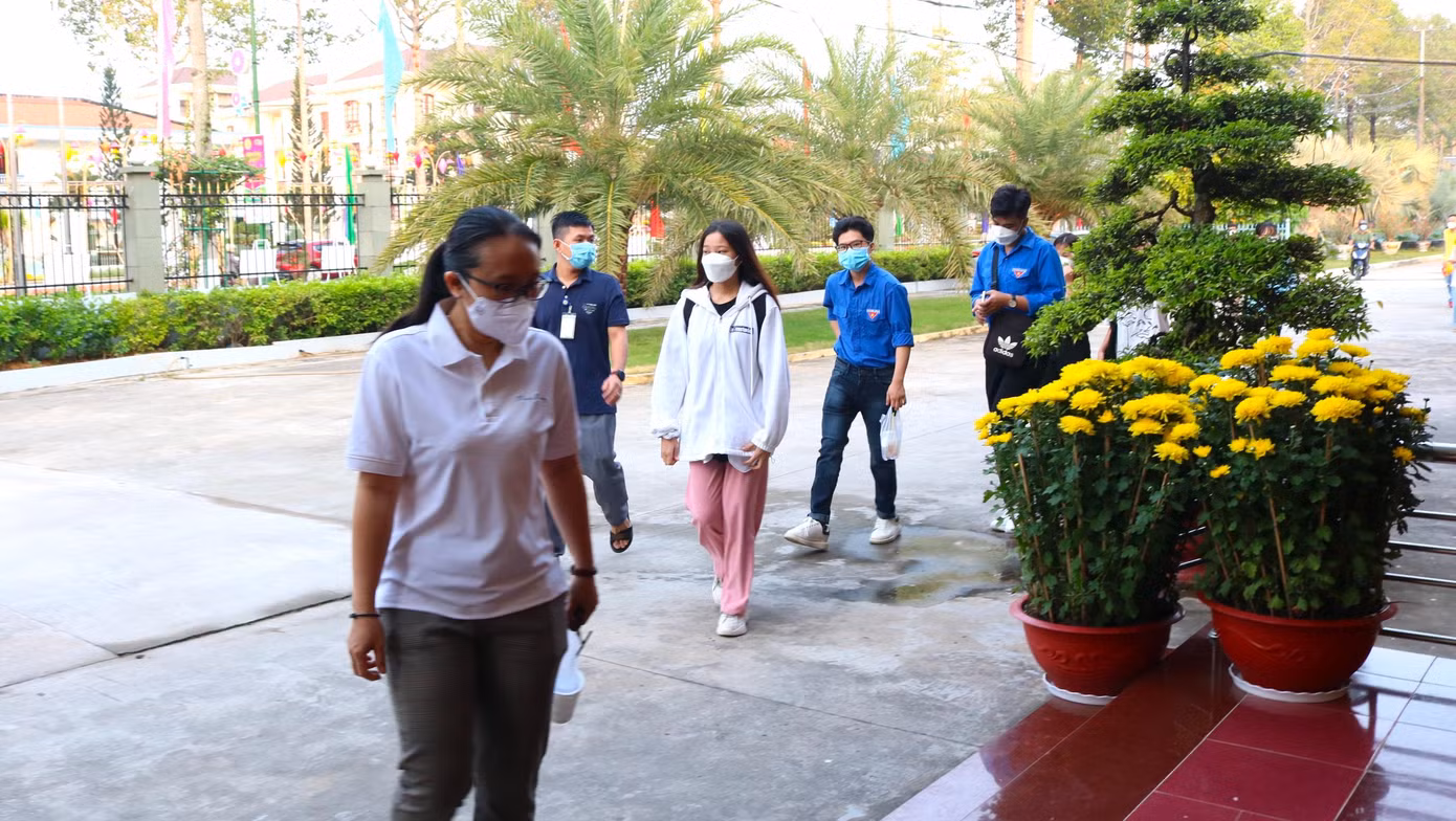 Sáng sớm đã có nhiều tình nguyện viên đến tham gia ngày hội hiến máu Chủ nhật Đỏ tại Đồng Tháp - Ảnh: Kim Hà.