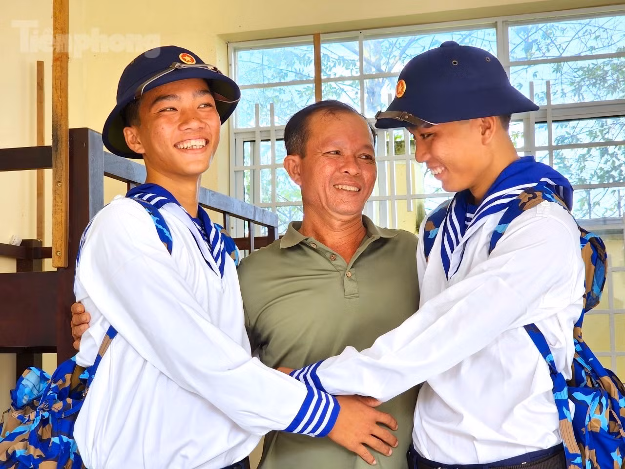 Hai anh em Thái và Nguyên giống nhau như hai giọt nước, chỉ có thể phân biệt bằng vết bớt trên tay người anh và cả hai có sự tương thông nên nhỏ đến lớn không vắng, xa nhau được. Đi đâu, làm gì cũng có nhau. Vì vậy, khi Thái trúng tuyển nghĩa vụ quân sự Nguyên cũng viết đơn tình nguyện lên đường cùng anh. Thái chia sẻ: “Ước ao trở thành một người chiến sĩ nơi hải đảo nên chúng em đã cùng nhau viết đơn tình nguyện tham gia nghĩa vụ quân sự lần này. Qua đó, em cũng mong muốn sau khi xuất ngũ về quê, chúng em có được một nghề nghiệp ổn định để đỡ đần cha mẹ”. - Ảnh: Kim Hà