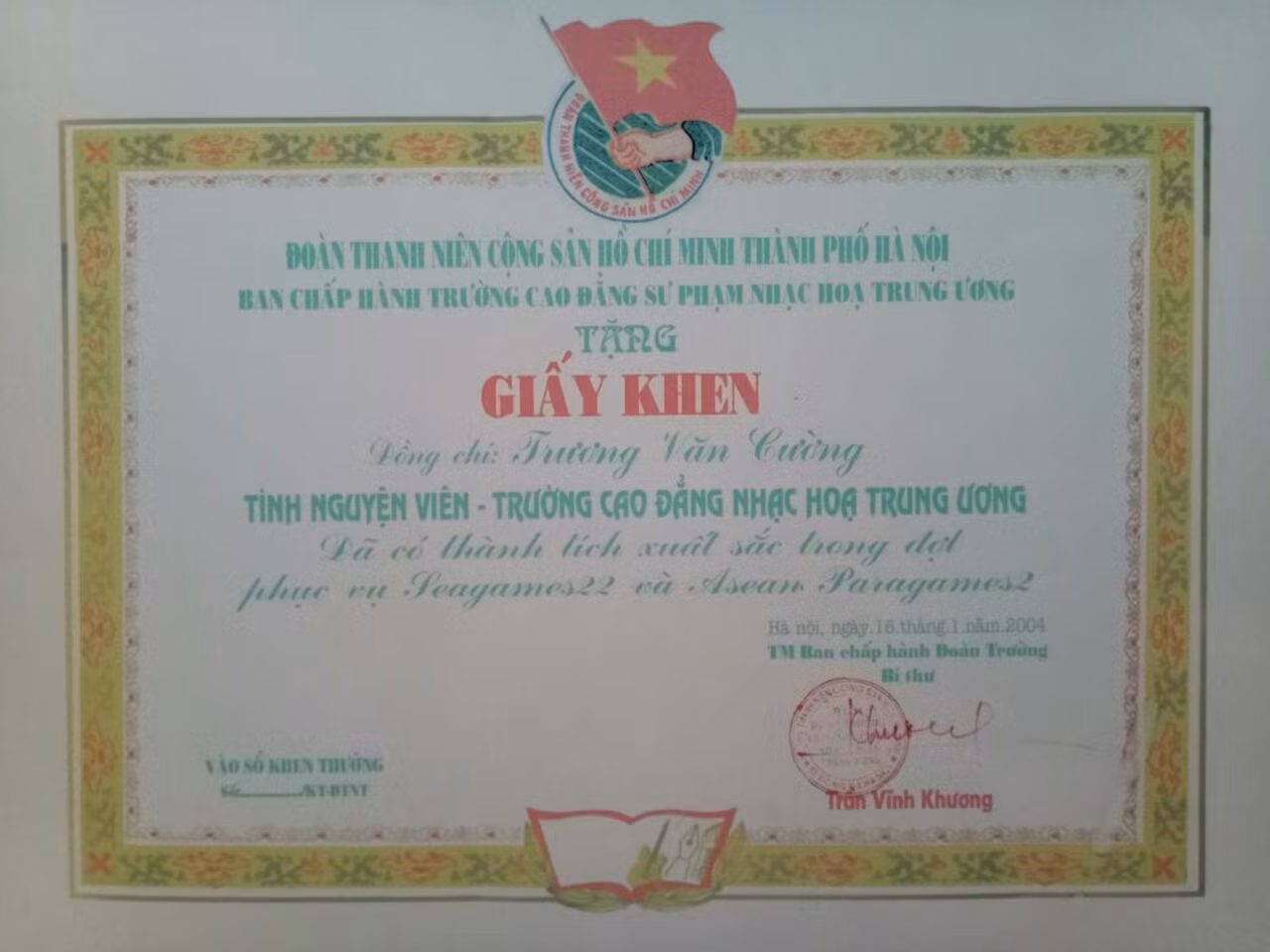 Tấm giấy khen vẫn được các tình nguyện viên SEA Games 22 năm 2003 trân trọng gìn giữ 19 năm qua