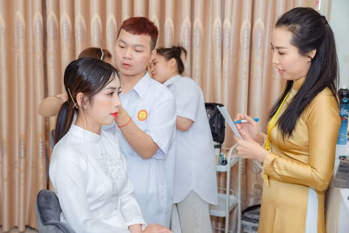 Chuyên viên trang điểm Trương Quốc Bảo thể hiện khả năng tại cuộc thi "Bàn tay vàng" (Ảnh: Y.H).