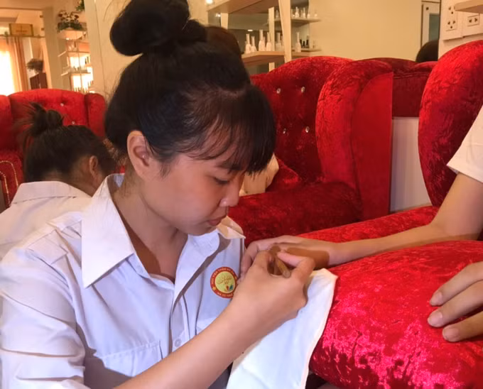 Nhiều bạn trẻ sớm có việc làm, giúp đỡ gia đình với lựa chọn học nghề làm đẹp (Ảnh: H.N).