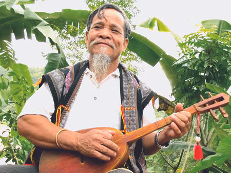 Già làng Ating Pâng và chiếc đàn 2 dây. Già làng Ating Pâng và chiếc đàn 2 dây