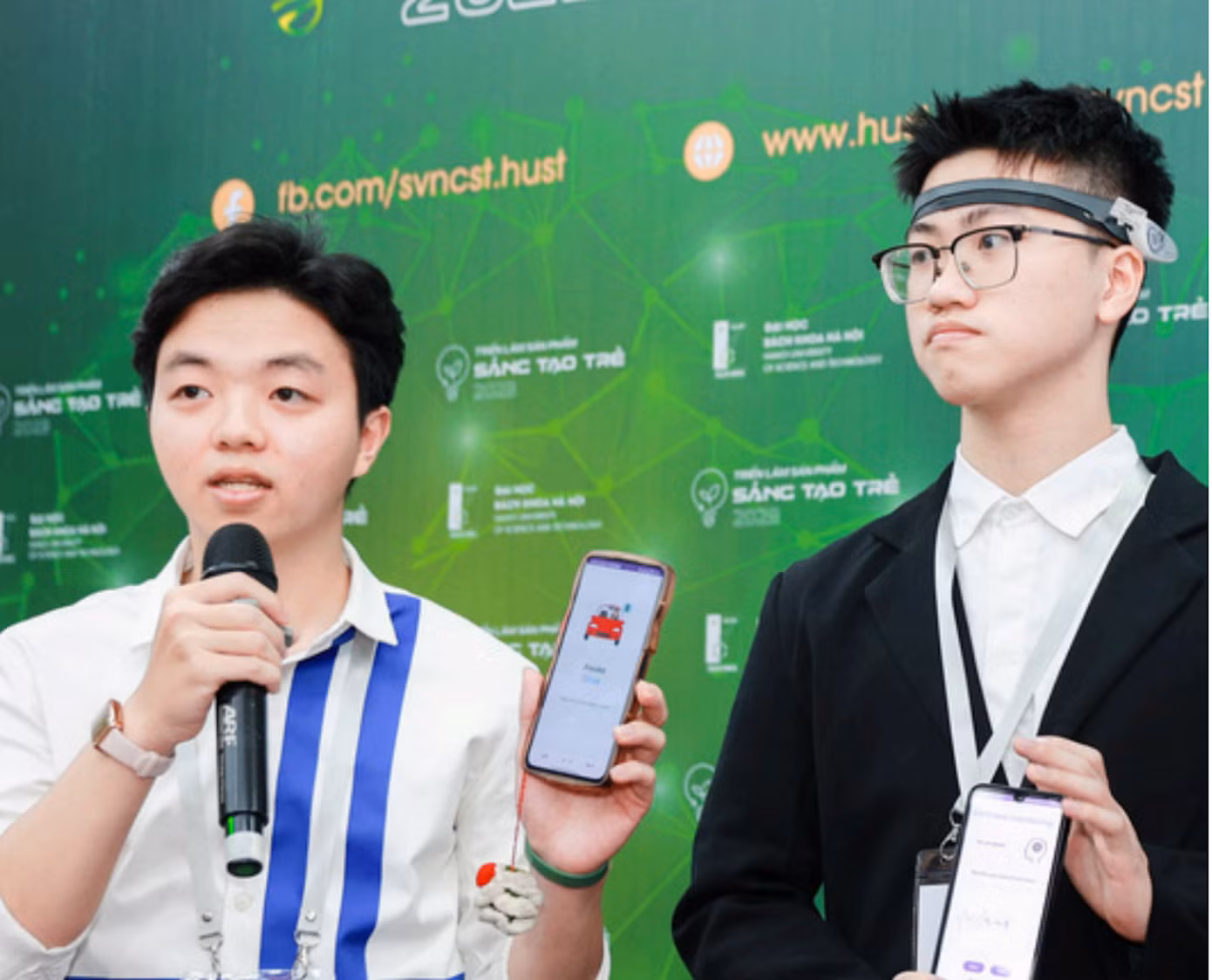Bạn Trần Văn Lực (trái) giới thiệu về hệ thống.