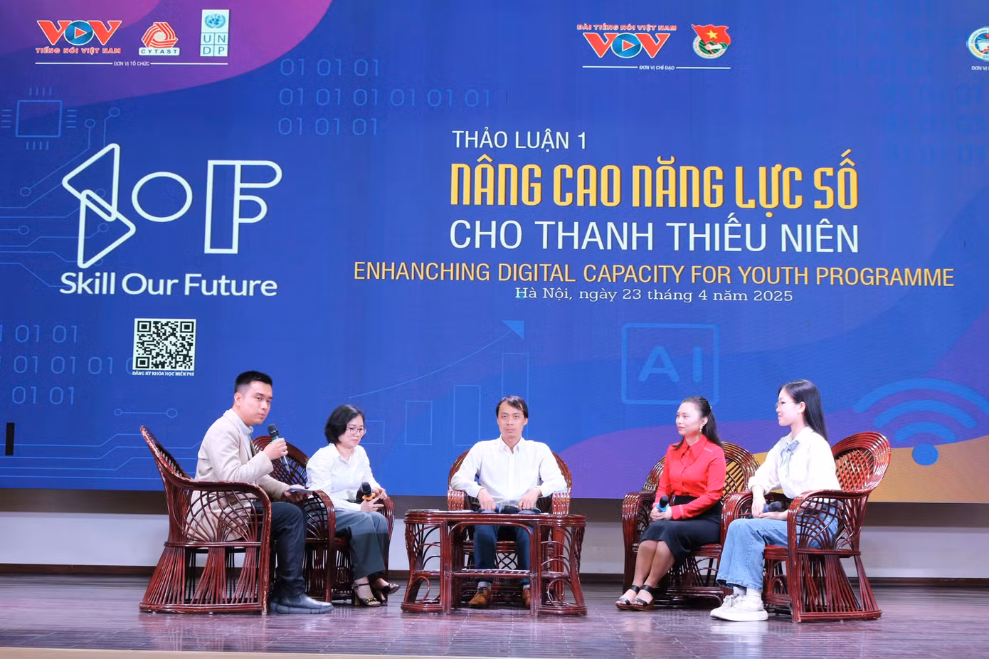 Tại chương trình, đã diễn ra 2 phiên thảo luận ngắn với chủ đề “Nâng cao năng lực số cho thanh thiếu niên” và “Thanh niên với khởi nghiệp và việc làm”.