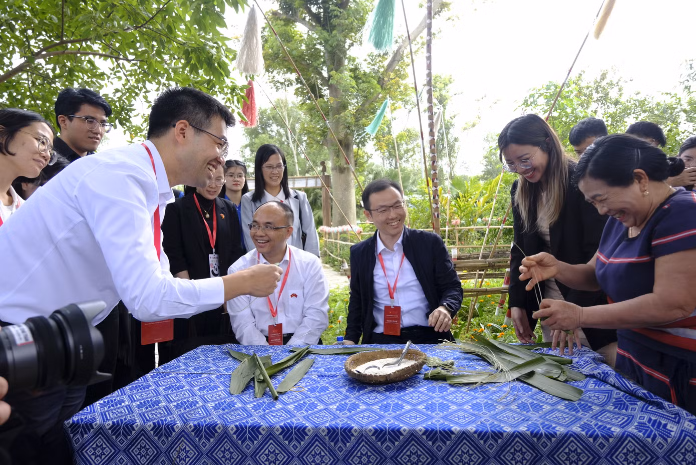Nhiều đại biểu Trung Quốc bày tỏ niềm vui, thích thú, hào hứng trải nghiệm các văn hoá đặc trưng của mỗi dân tộc Việt Nam.
