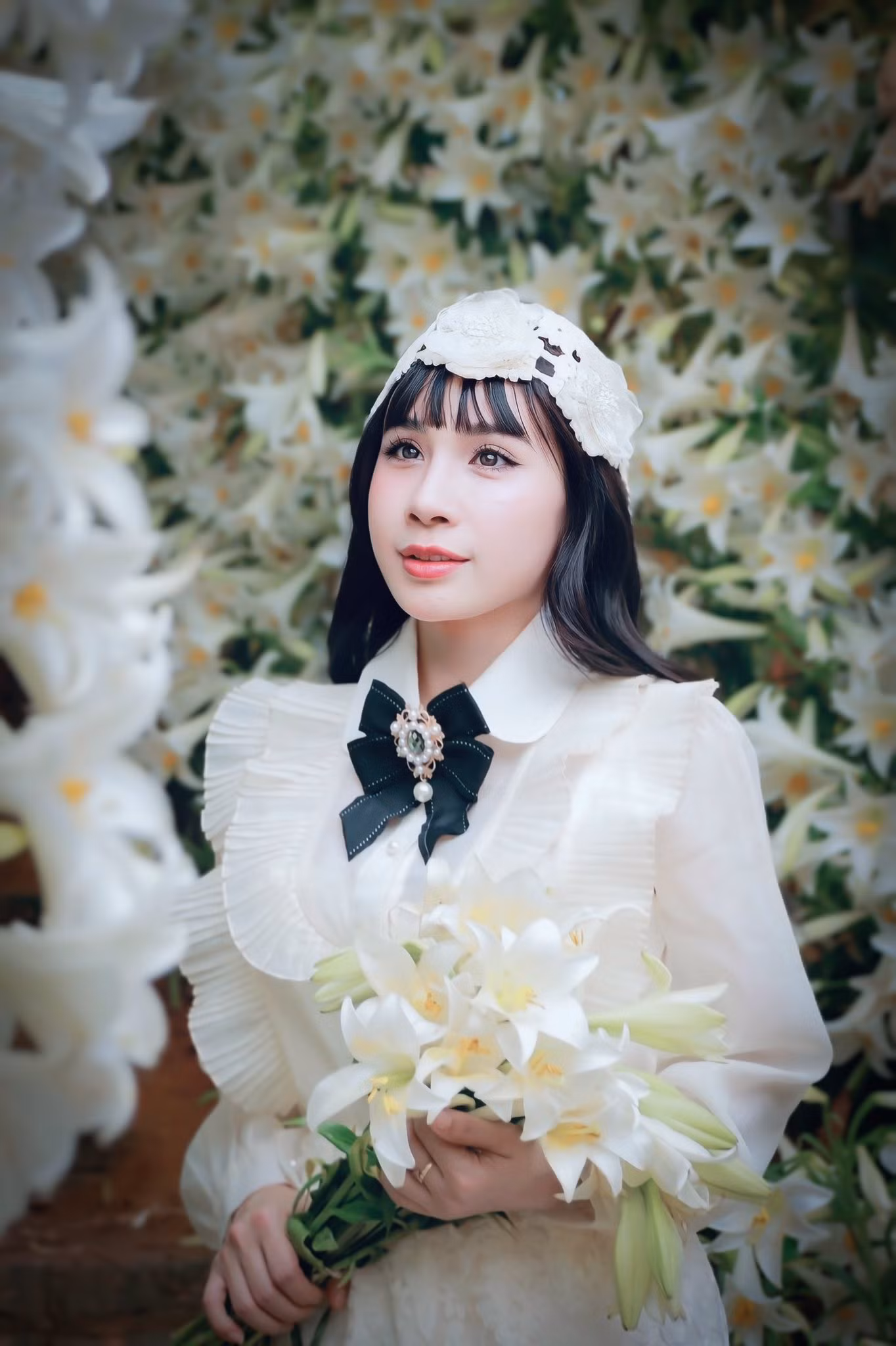 Hoa loa kèn không rực rỡ, không sặc sỡ, nên khi chụp ảnh cùng loài hoa này, các bạn trẻ cũng thường chọn những trang phục nhẹ nhàng, tinh tế như một cách để hòa mình vào vẻ đẹp trong trẻo của tháng Tư.