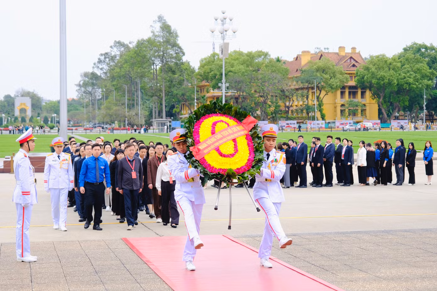 Đoàn đại biểu thanh niên Trung Quốc dâng hoa, viếng Chủ tịch Hồ Chí Minh. Ảnh: Châu Linh