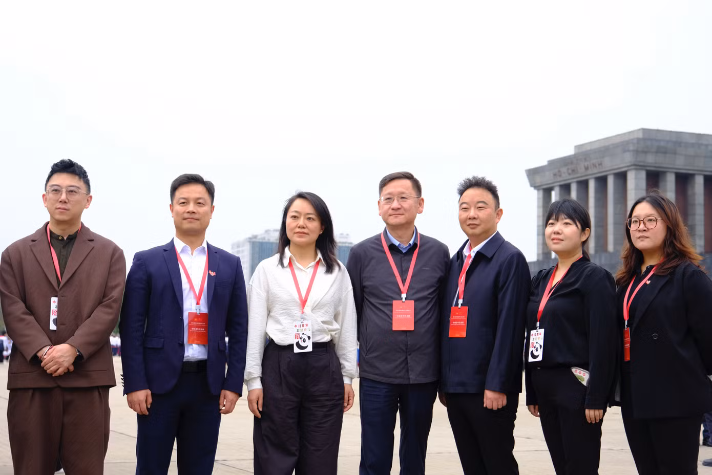 Thanh niên Trung Quốc chụp ảnh lưu niệm tại Lăng Bác. Ảnh: Châu Linh