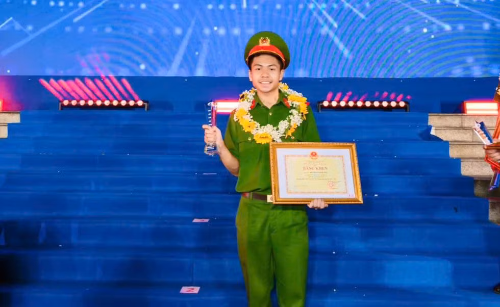 Minh Anh nhận danh hiệu Sinh viên 5 tốt cấp T.Ư năm 2023.