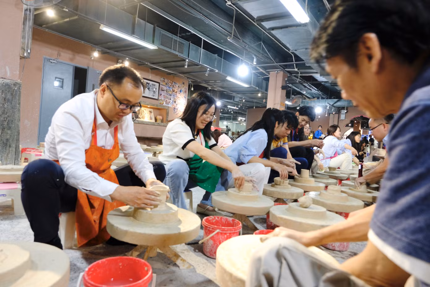 Đại biểu thanh niên Trung Quốc thích thú trải nghiệm làm gốm.