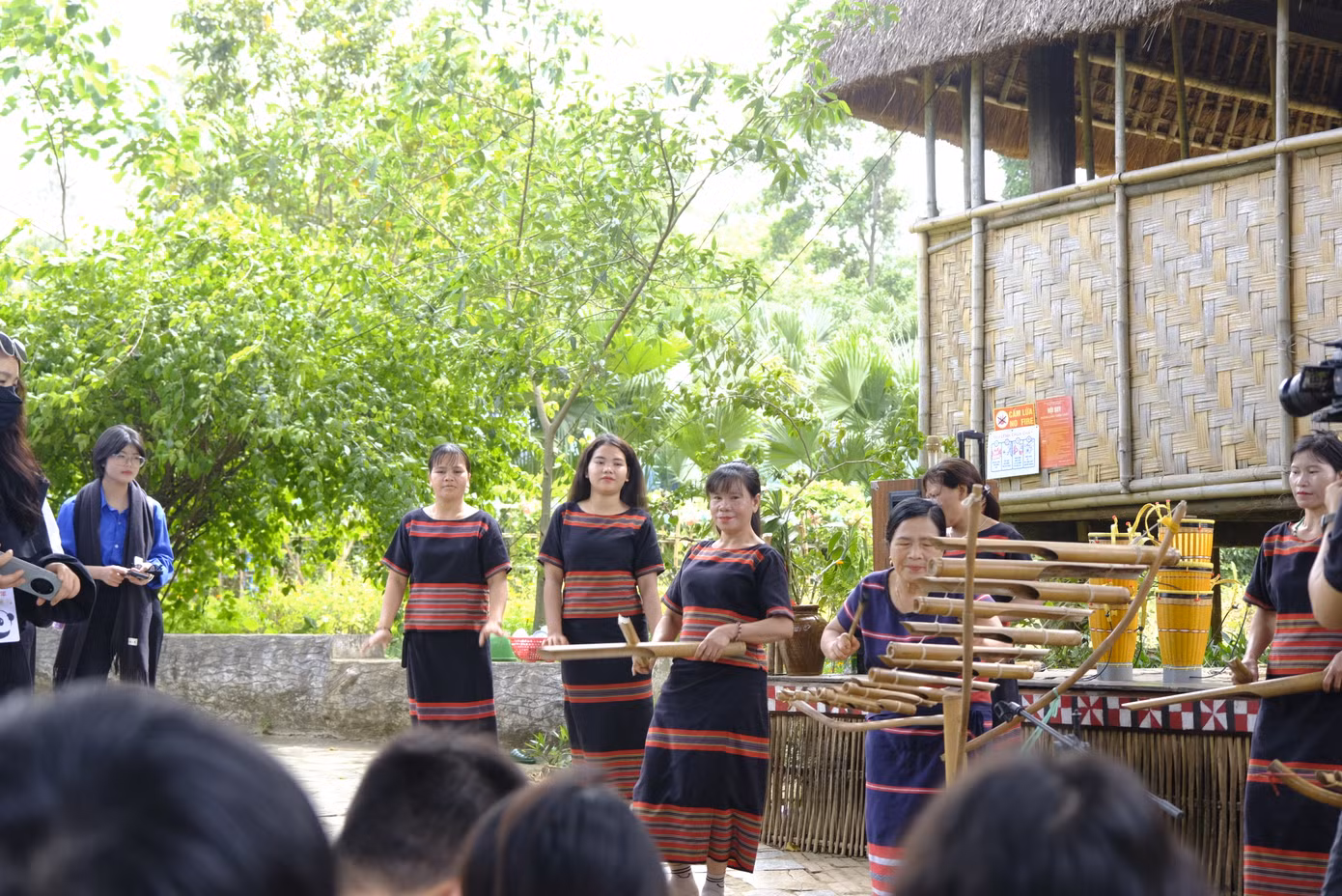 Làng Văn hóa - Du lịch các dân tộc Việt Nam tái hiện, gìn giữ, phát huy và khai thác di sản văn hóa truyền thống của 54 dân tộc Việt Nam. Đây là dịp các đại biểu có cơ hội tìm hiểu, giao lưu, trải nghiệm văn hóa các dân tộc Việt Nam. Ảnh: Châu Linh