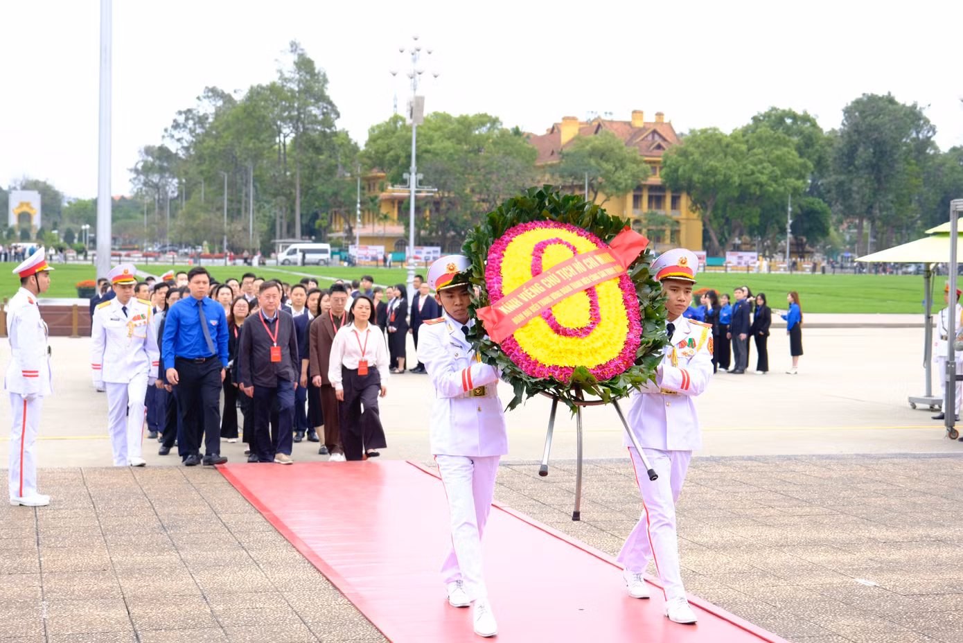 Anh Vũ Gia Dân - Phó Trưởng Ban Công tác Thiếu nhi T.Ư Đoàn dẫn đoàn đại biểu thanh niên Trung Quốc dâng hoa, vào Lăng viếng Chủ tịch Hồ Chí Minh. Ảnh: Châu Linh
