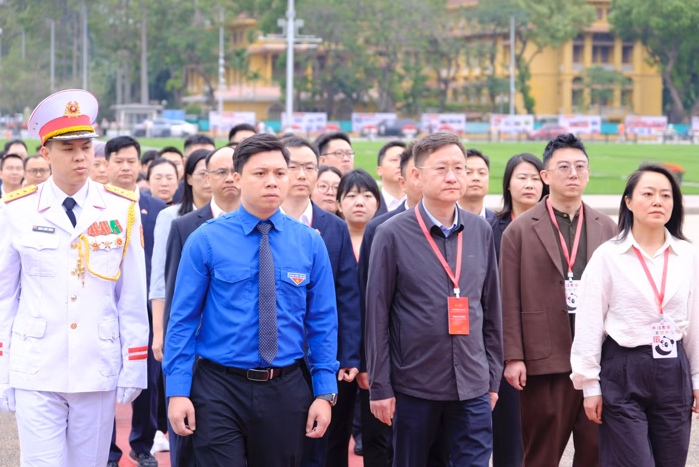 Anh Vũ Gia Dân - Phó Trưởng Ban Công tác Thiếu nhi T.Ư Đoàn dẫn đoàn đại biểu thanh niên Trung Quốc dâng hoa, vào Lăng viếng Chủ tịch Hồ Chí Minh. Ảnh: Châu Linh