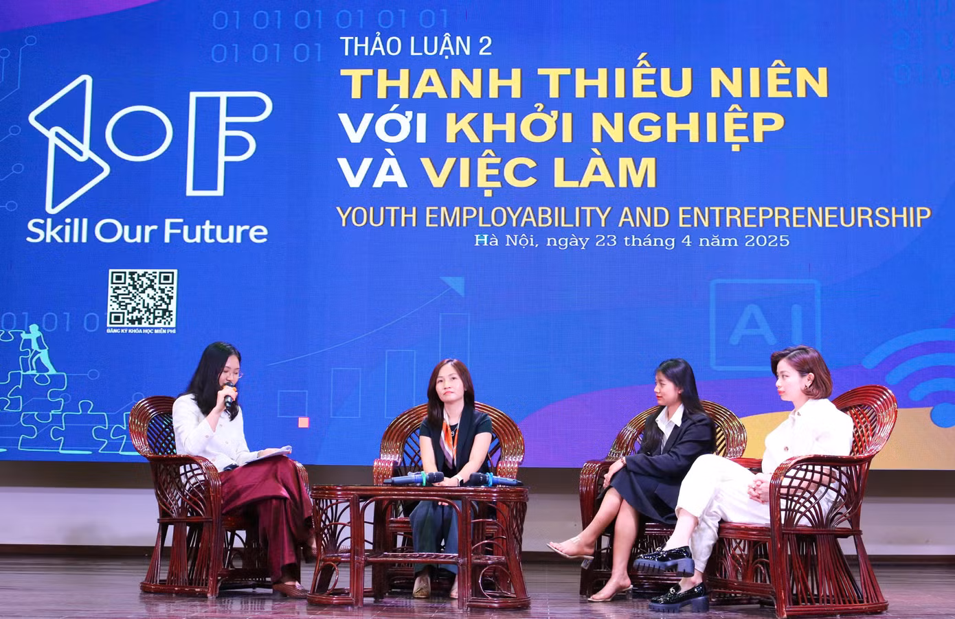 Tại chương trình, đã diễn ra 2 phiên thảo luận ngắn với chủ đề “Nâng cao năng lực số cho thanh thiếu niên” và “Thanh niên với khởi nghiệp và việc làm”.