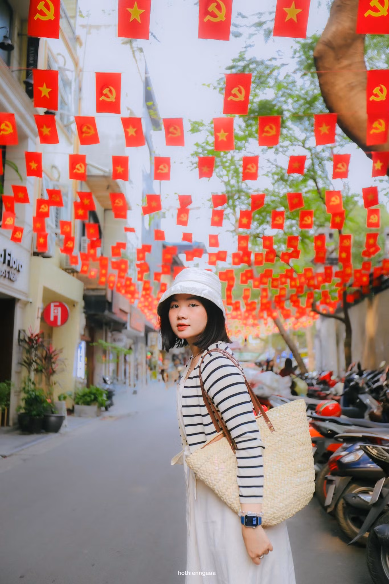 Những không gian đường phố rợp sắc đỏ cũng trở thành điểm đến thu hút giới trẻ. Ảnh: Hothiennga