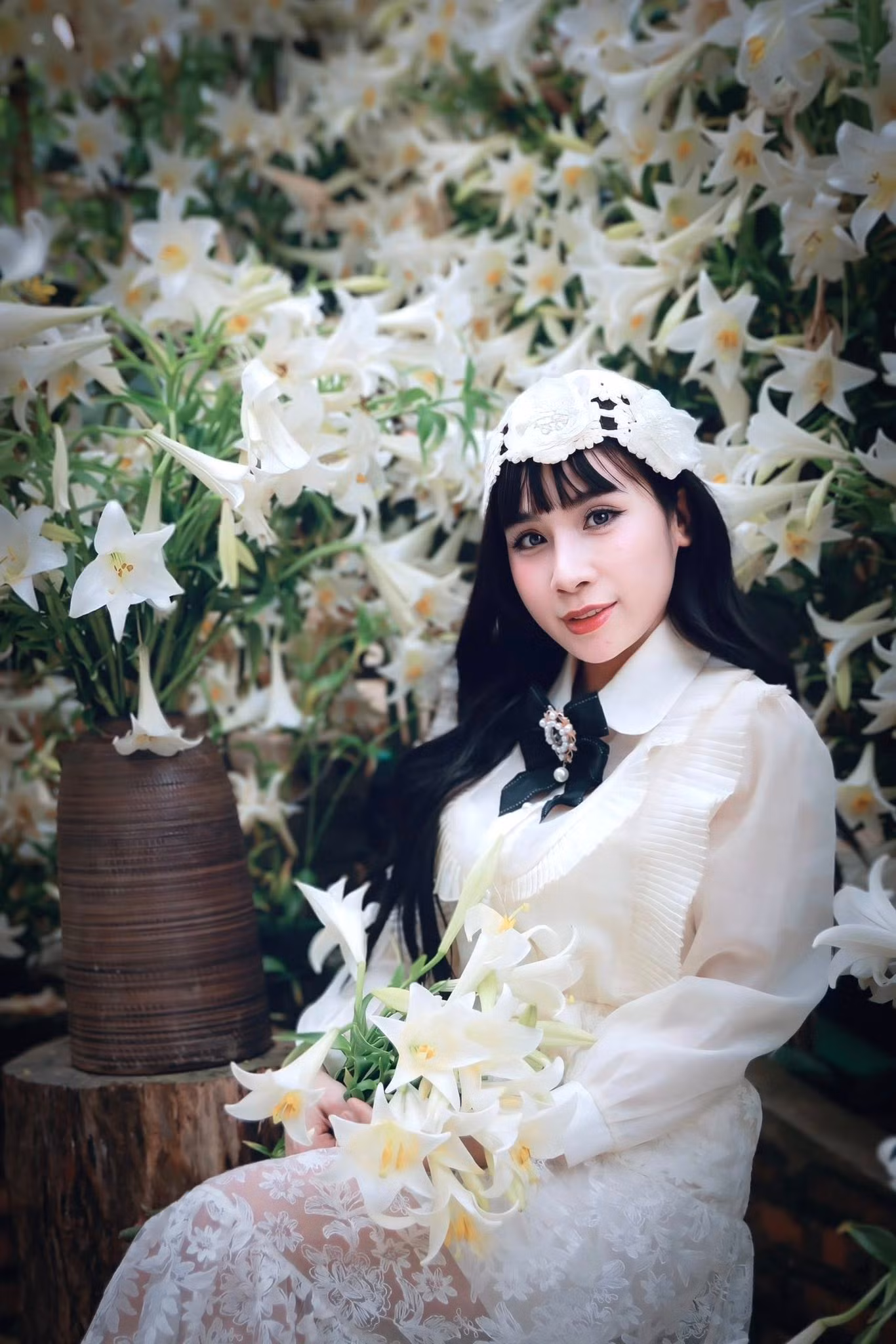 Hoa loa kèn không rực rỡ, không sặc sỡ, nên khi chụp ảnh cùng loài hoa này, các bạn trẻ cũng thường chọn những trang phục nhẹ nhàng, tinh tế như một cách để hòa mình vào vẻ đẹp trong trẻo của tháng Tư.