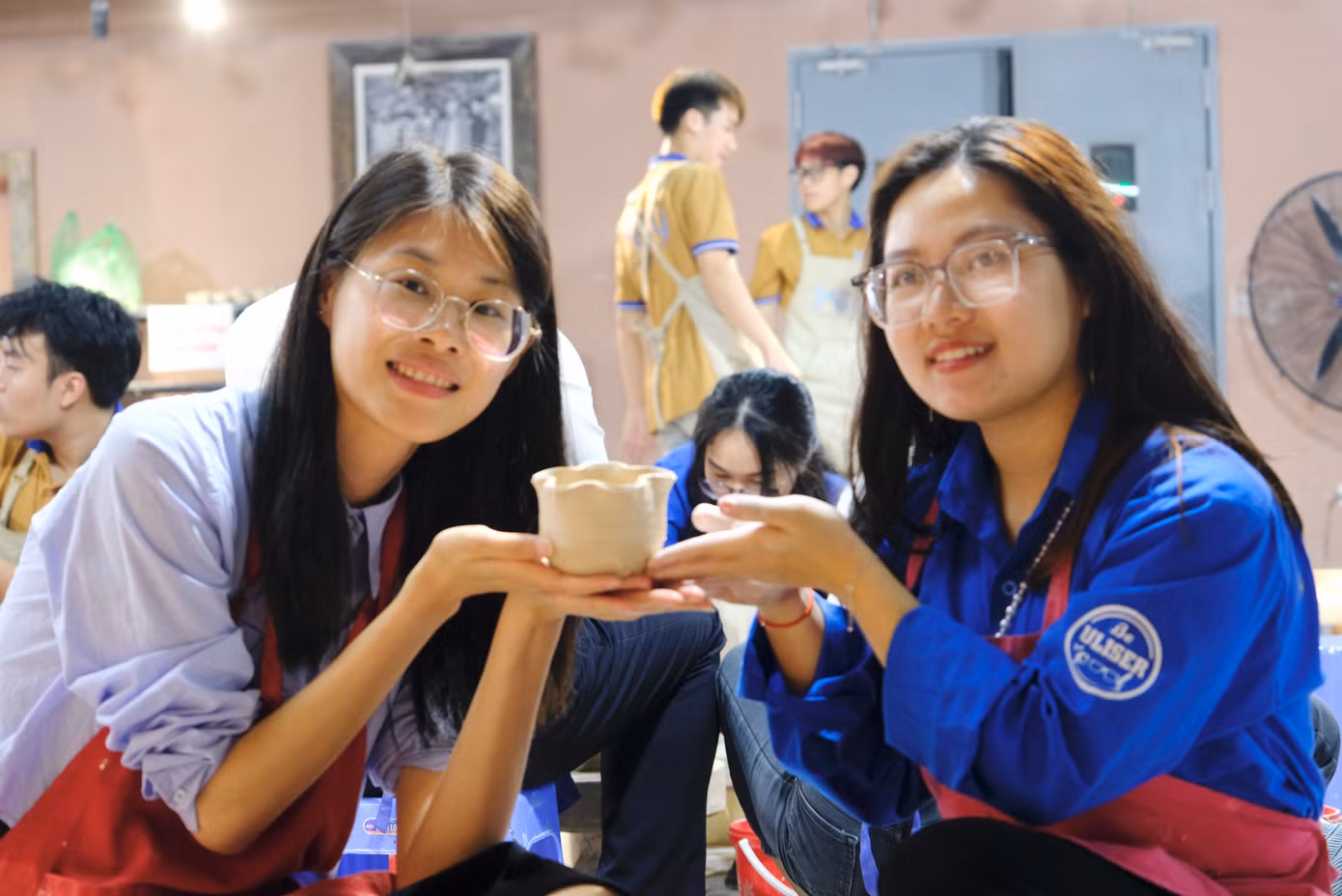 Thanh niên Trung Quốc và sinh viên tình nguyện Việt Nam cùng trải nghiệm nặn gốm.