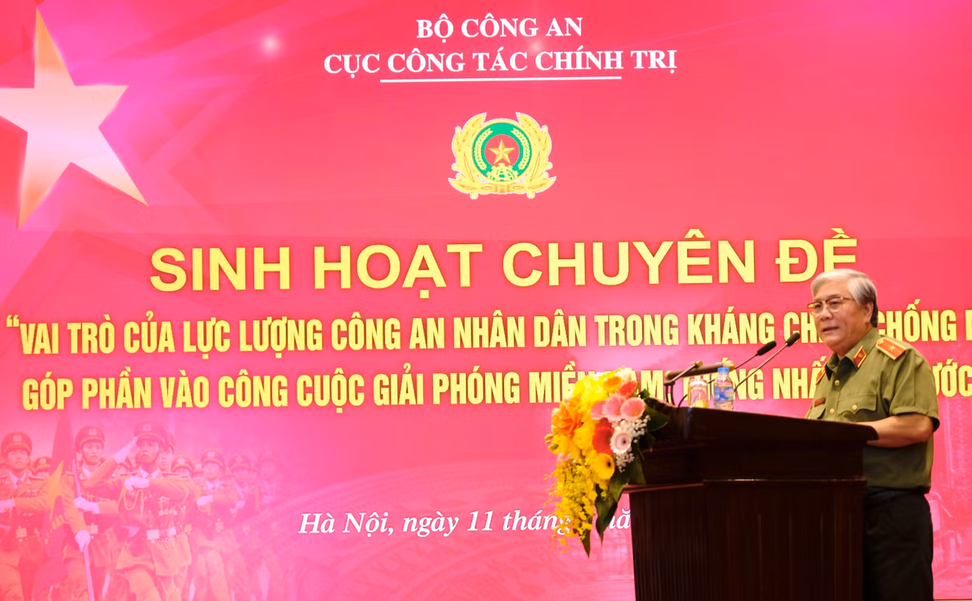 Thiếu tướng, PGS.TS. Nguyễn Bình Ban - nguyên Viện trưởng Viện Lịch sử CAND chia sẻ tại chương trình sinh hoạt chuyên đề.