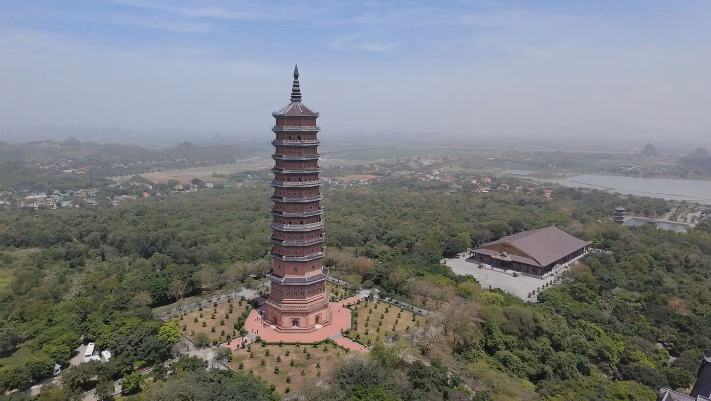 Chùa Bái Đính tọa lạc trên sườn núi, giữa thung lũng mênh mông hồ và núi đá với kiến trúc hoành tráng, đồ sộ nhưng mang đậm bản sắc truyền thống. Ảnh: Hoàng Mạnh Thắng