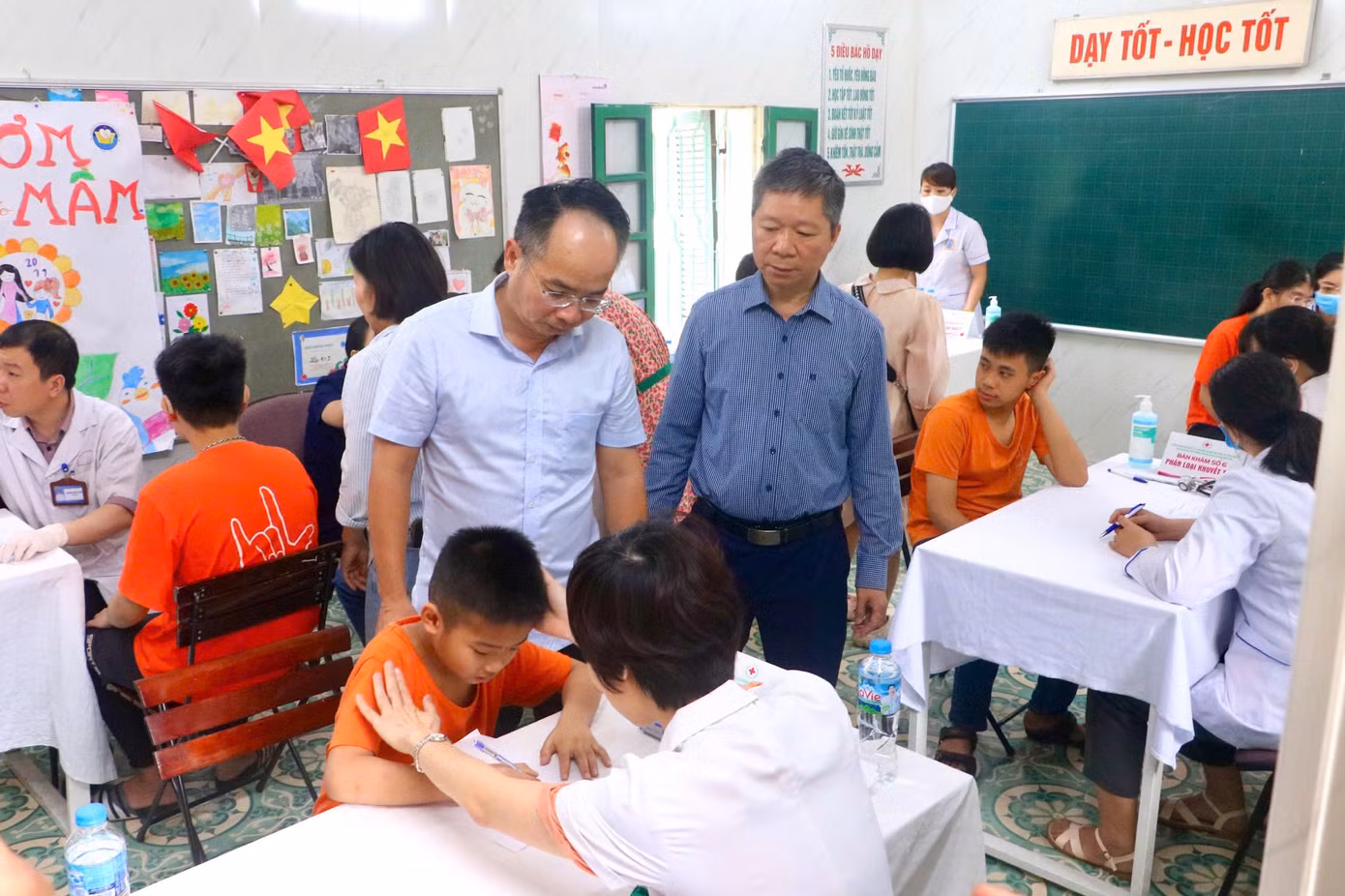 Các em học sinh Trường THCS Dân lập dạy trẻ câm điếc Hà Nội được khám sàng lọc sức khoẻ miễn phí trong khuôn khổ Tháng Nhân đạo.