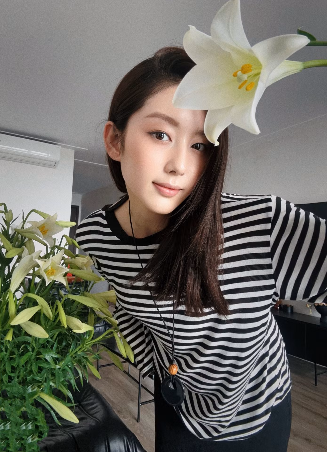 Hoa loa kèn thả bình tại nhà cũng được bạn trẻ "thả dáng" sống ảo. Ảnh: Ánh Ngọc