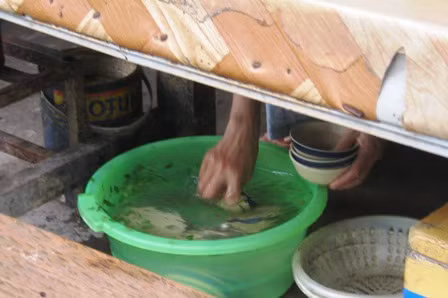 Mỗi ngày trung bình quán bán 3 nồi phá lẩu lớn, tính sơ sơ cả ngàn lượt chén được rửa qua chiếc chậu nhỏ này