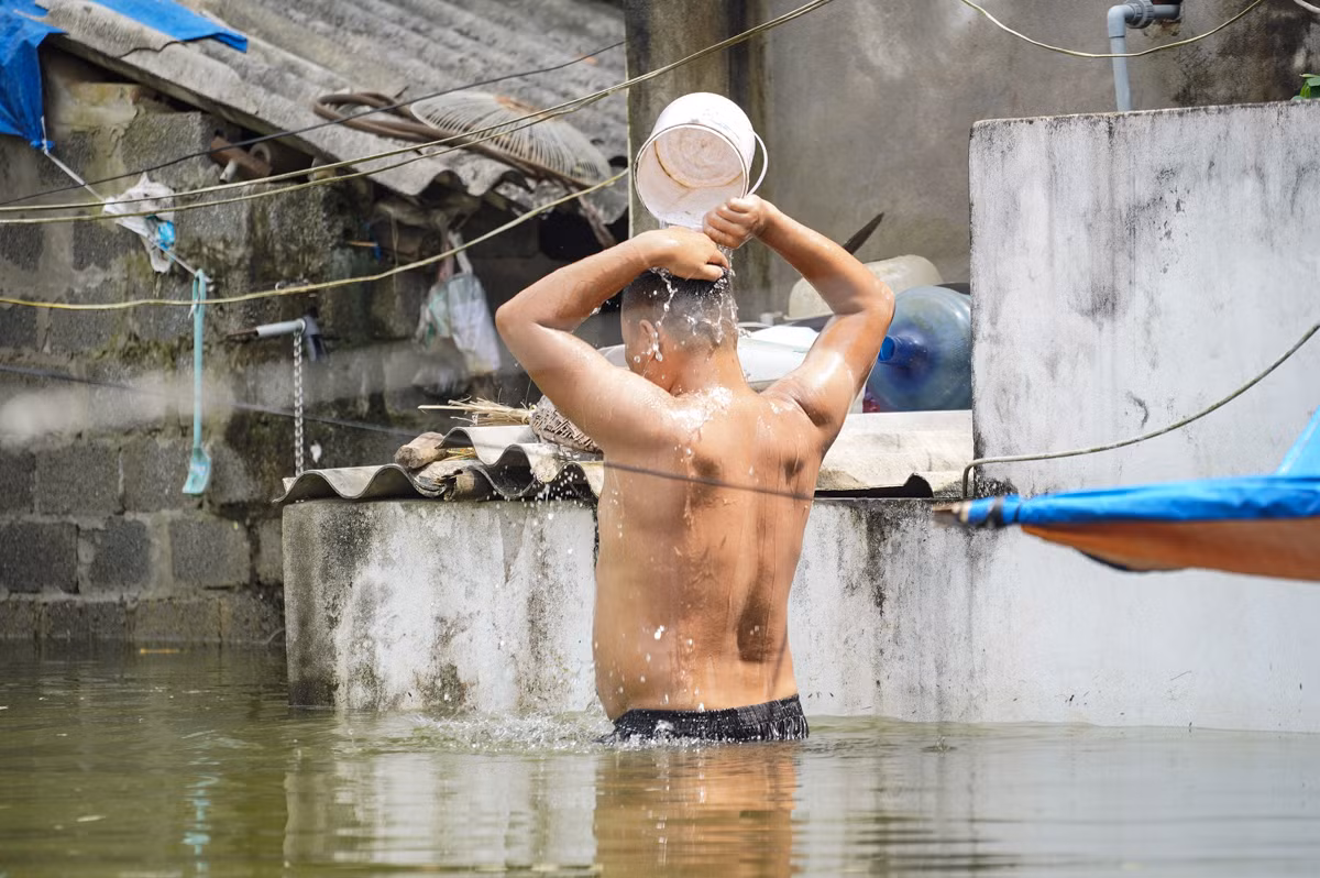 Ngoài thiệt hại về tài sản, cuộc sống của người dân xã Hợp Thanh bị đảo lộn hoàn toàn. Không có điện, nước sạch, người dân phải vật lộn để tìm kiếm nguồn nước sạch phục vụ cho nhu cầu sinh hoạt hàng ngày. Ngoài thiệt hại về tài sản, cuộc sống của người dân xã Hợp Thanh bị đảo lộn hoàn toàn. Không có điện, nước sạch, người dân phải vật lộn để tìm kiếm nguồn nước sạch phục vụ cho nhu cầu sinh hoạt hàng ngày.