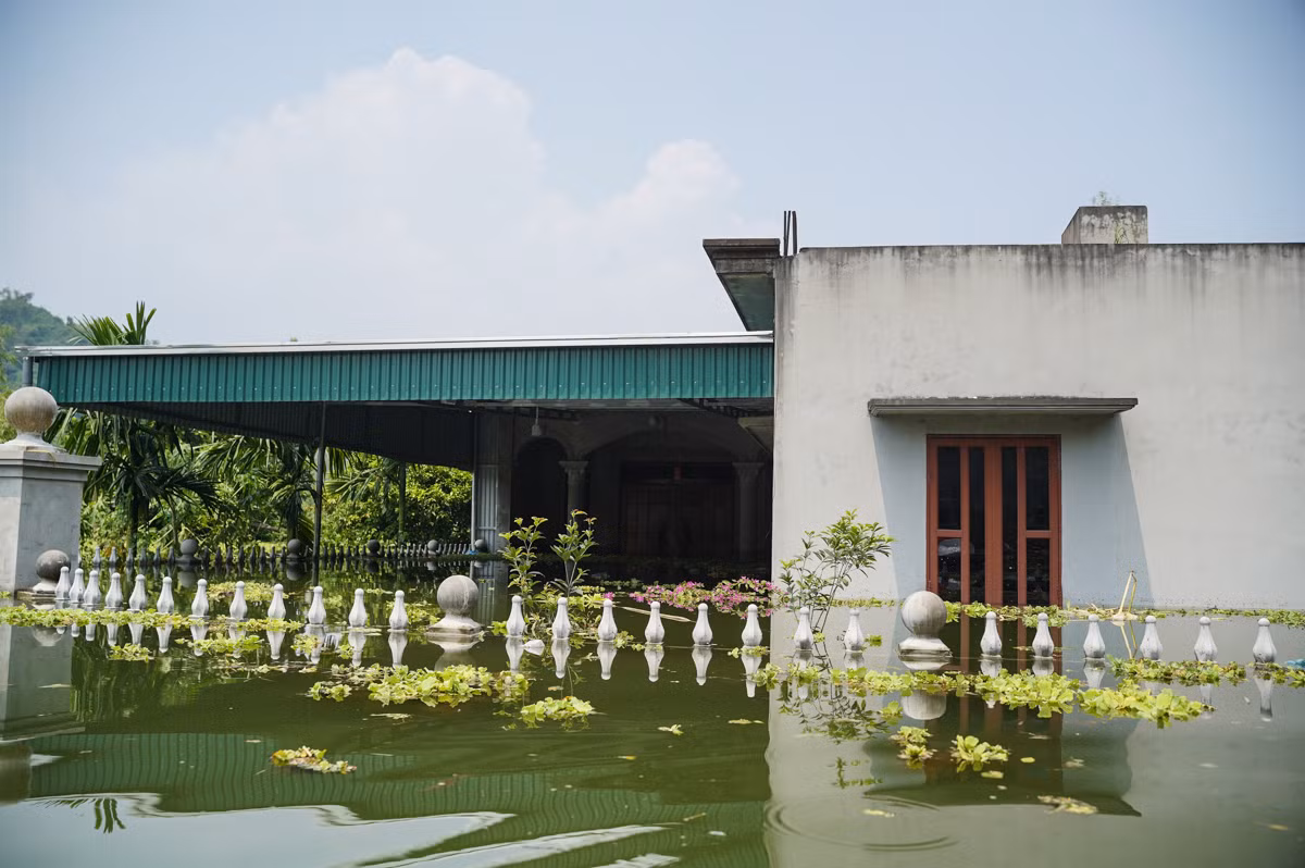 Nhiều ngôi nhà nước ngập cao 2-3 mét. Nhiều ngôi nhà nước ngập cao 2-3 mét.