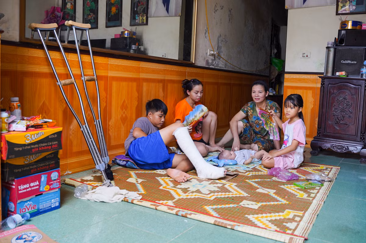 Cô Nguyễn Thị Hanh và gia đình may mắn khi ngôi nhà được xây cao hơn so với các nhà khác nên chỉ bị ngập đến mép cửa. Tuy nhiên, con trai cô bị đau chân và không thể đi khám vì nước quá cao. "Gia đình hiện tại chỉ có mì gói để ăn, cuộc sống vô cùng khó khăn", cô Hanh nói thêm. Cô Nguyễn Thị Hanh và gia đình may mắn khi ngôi nhà được xây cao hơn so với các nhà khác nên chỉ bị ngập đến mép cửa. Tuy nhiên, con trai cô bị đau chân và không thể đi khám vì nước quá cao. "Gia đình hiện tại chỉ có mì gói để ăn, cuộc sống vô cùng khó khăn", cô Hanh nói thêm.