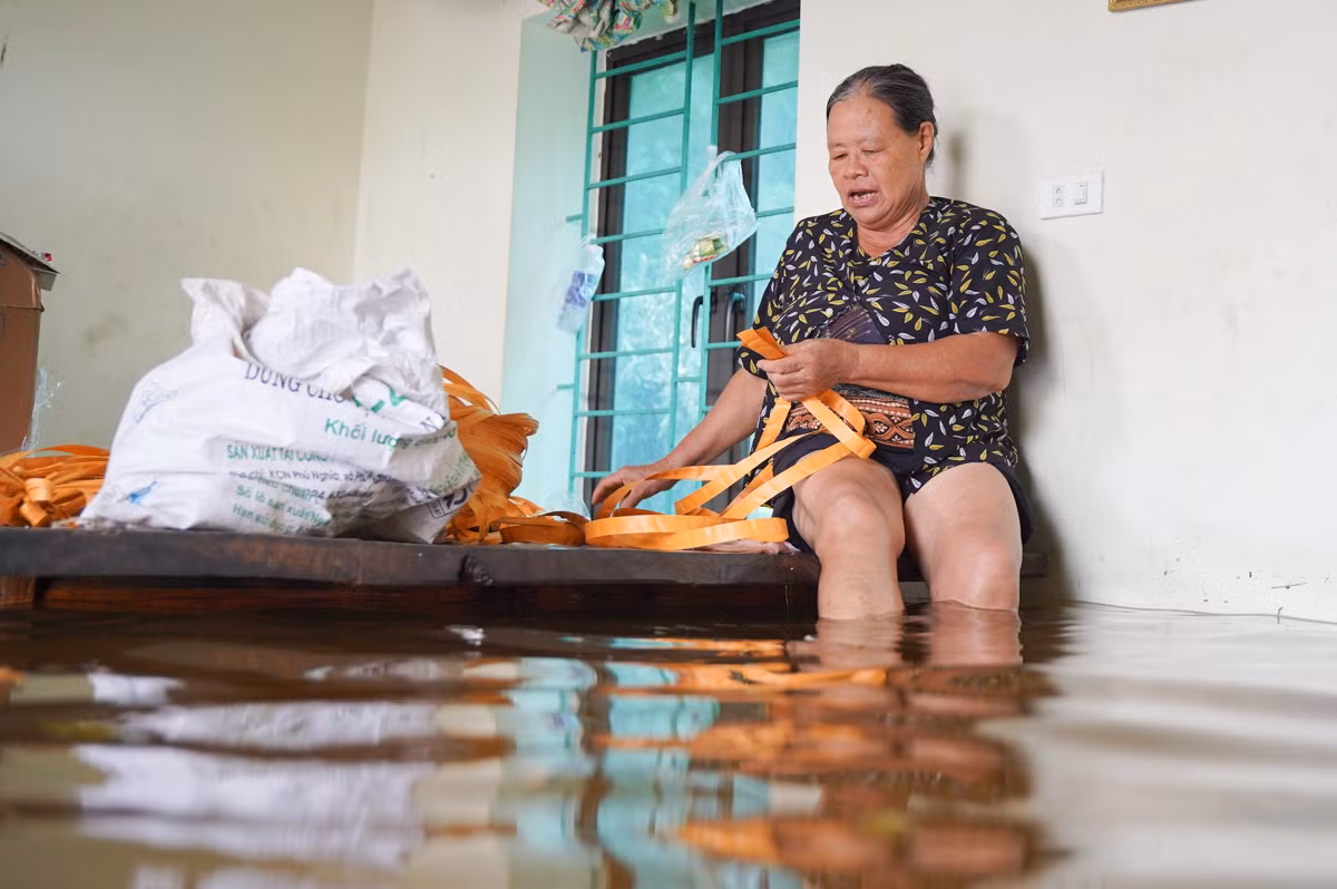 Mặc dù đã cố gắng kê cao giường lên cao nhất có thể, nước vẫn tràn vào nhà, ngập đến tận giường ngủ. Mặc dù đã cố gắng kê cao giường lên cao nhất có thể, nước vẫn tràn vào nhà, ngập đến tận giường ngủ.