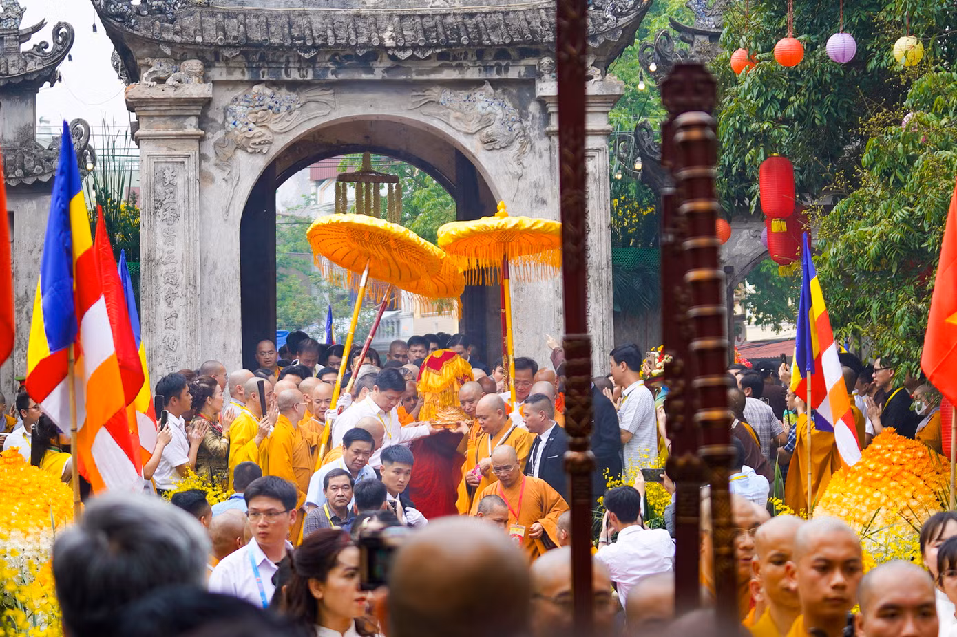 Tiếp đó, xá lợi Đức Phật được Chư tôn đức cùng đông đảo phật tử cung rước vào chùa Chuông (Hưng Yên).