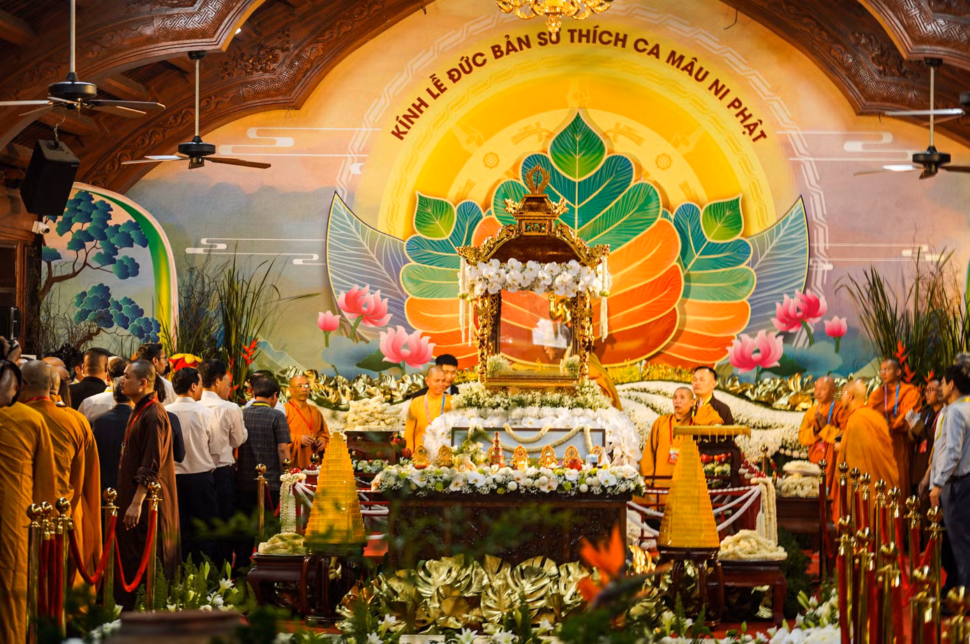 Sau đó, xá lợi được cung rước và an vị tại chính điện chùa Chuông để tiến hành làm lễ tôn trí và an vị tại chùa Chuông.