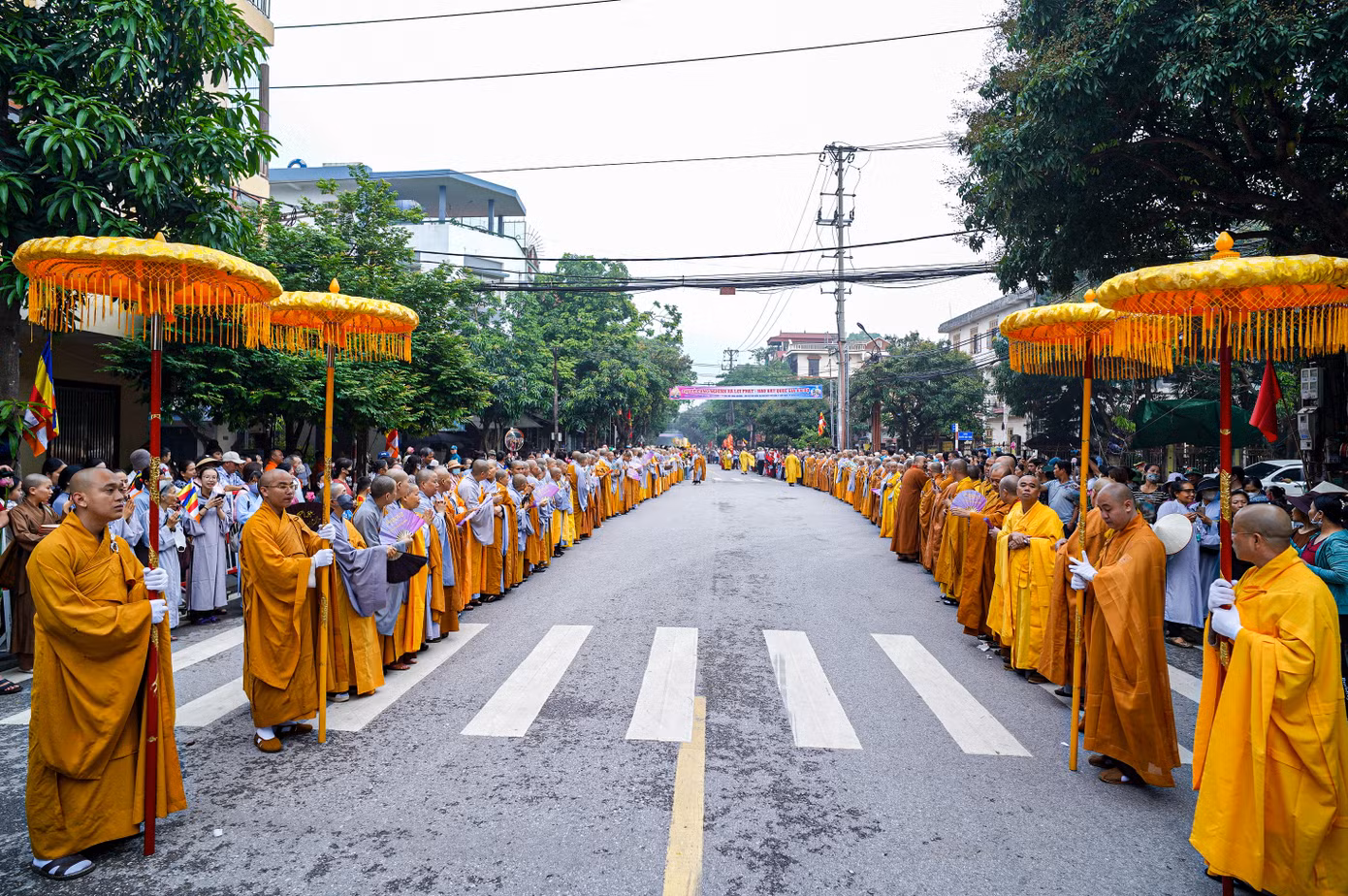 Ngay từ sáng sớm, hàng nghìn Phật tử và người dân địa phương đã có mặt tại chùa Chuông để chào đón xá lợi Đức Phật. Không khí nơi đây tràn ngập sự trang nghiêm và thành kính.