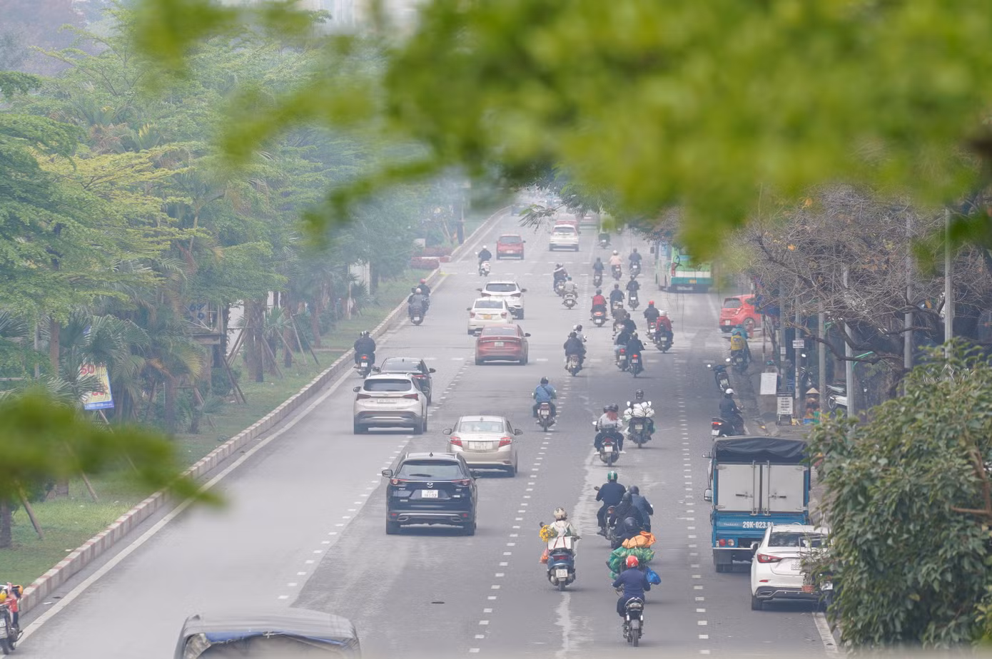 Theo trang IQAir, chỉ số chất lượng không khí AQI ở Hà Nội lúc 12h ngày hôm nay là 196 - đạt mức không tốt cho sức khoẻ, khuyến cáo người dân không nên ra đường hoặc khi ra ngoài nên đeo khẩu trang đầy đủ.