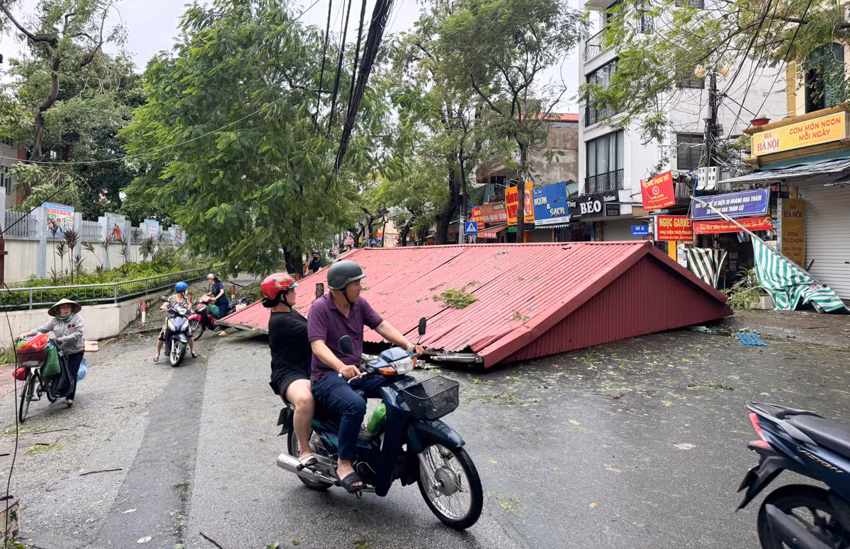 Trên đường Hoàng Hoa Thám, một mái nhà đã bị gió bão cuốn phăng xuống đường. Người dân tại đây cho biết, họ chưa từng trải qua cơn gió mạnh như vậy, sức tàn phá của bão số 3 quá khủng khiếp.