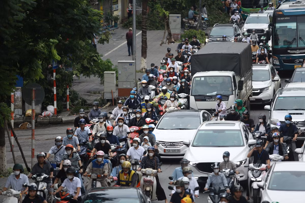 Các tuyến đường Hồ Tùng Mậu, Kim Mã, Hoàng Quốc Việt xảy ra ùn tắc kéo dài.
