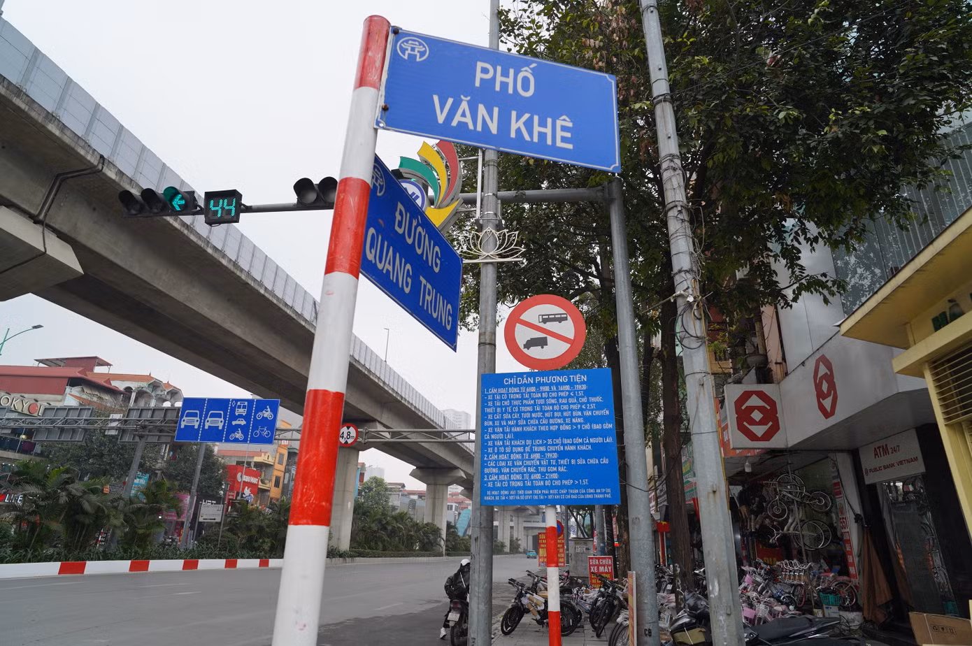 Tuyến phố Văn Khê (đoạn giao với Lý Thường Kiệt, Trần Đăng Ninh và đường Quang Trung, quận Hà Nội), khoảng cách chưa đầy 300m có tới ba biển đặt cùng một vị trí là biển tên đường, biển chỉ dẫn và biển báo giao thông.