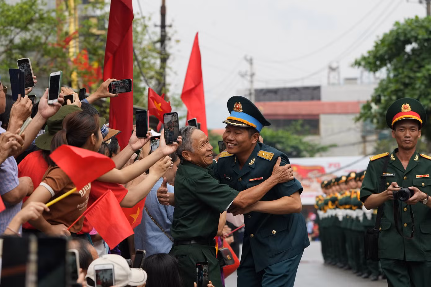 Một số hình ảnh trong buổi lễ diễu hành, diễu binh kỷ niệm 70 năm chiến thắng Điện Biên Phủ.