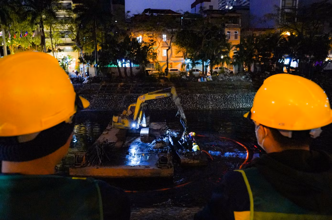 Làm việc ca đêm gặp nhiều khó khăn hơn do trời tối, tầm nhìn hạn chế, cộng thêm thời tiết giá rét càng khiến việc thi công trở nên khó khăn hơn.