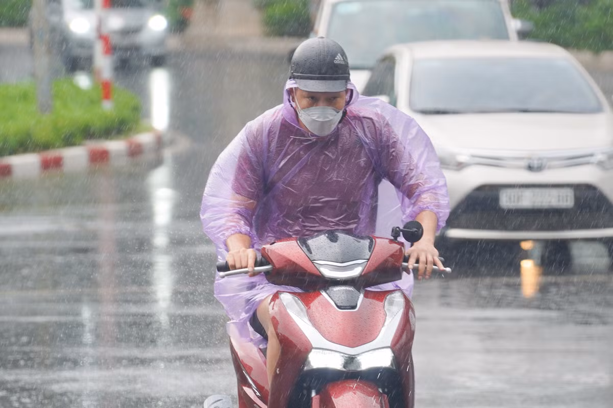 Dự báo Hà Nội hôm nay nhiều mây, ngày có lúc có mưa rào và giông; từ chiều tối có mưa vừa, mưa to, có nơi mưa rất to và giông. Gió nhẹ. Trong mưa giông có khả năng xảy ra lốc, sét và gió giật mạnh.