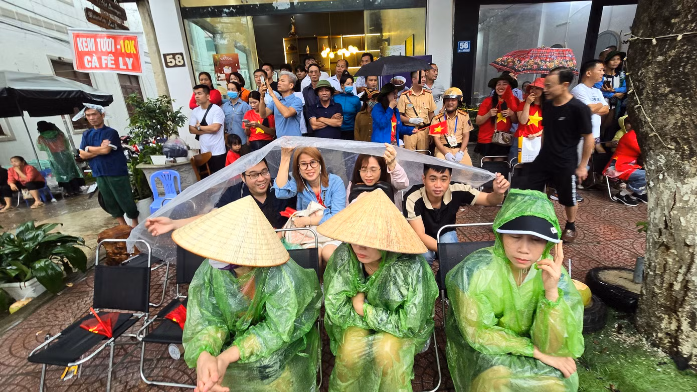 Ngoài đường, hàng vạn người dân đội mưa đón chờ màn diễu binh, diễu hành kỷ niệm 70 năm chiến thắng Điện Biên Phủ.