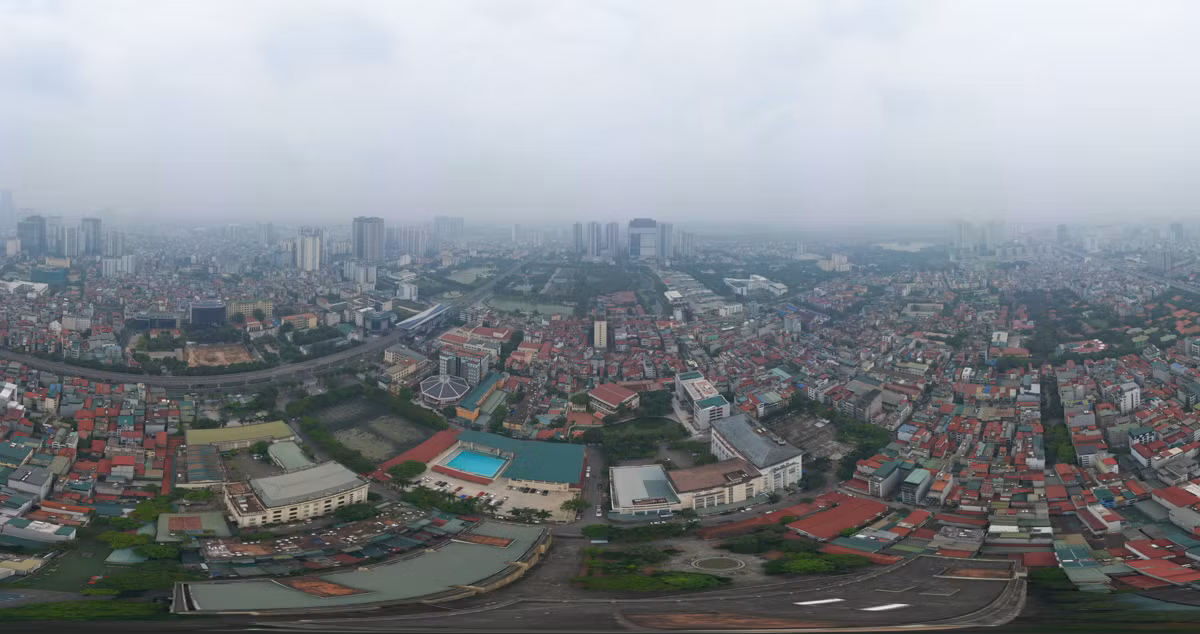 Nhìn từ trên cao cảnh sương mù "bủa vây" Thủ đô trưa 15/6.
