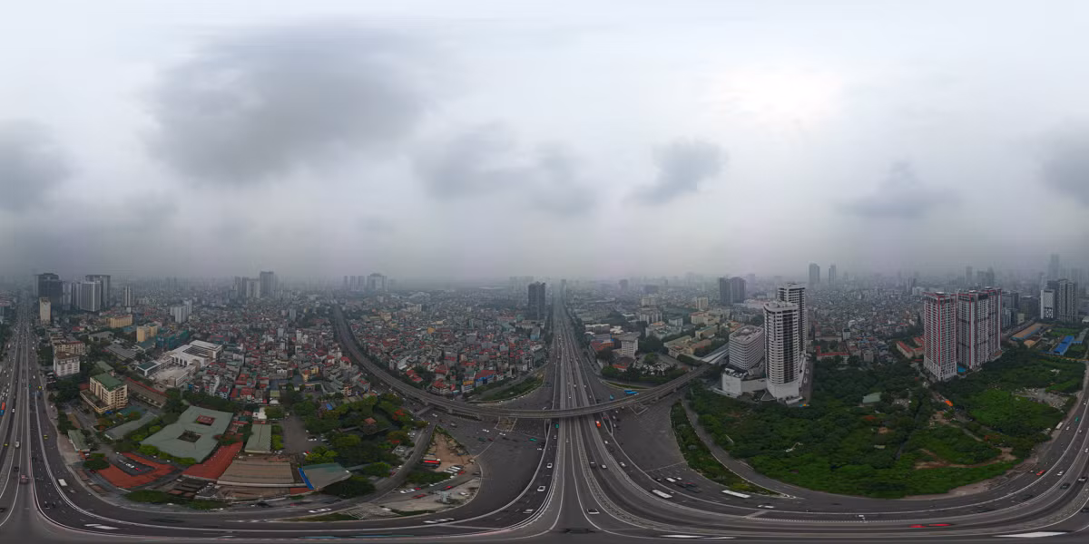 Ghi nhận tại nút giao Mai Dịch, bầu trời mịt mù, nhiều toà nhà cao tầng ẩn hiện trong sương.